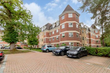 Flat Middle Gordon Road in Surrey Heath