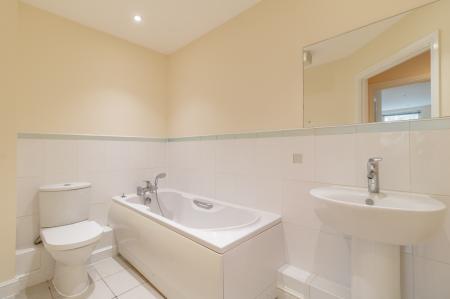 Flat Middle Gordon Road in Surrey Heath