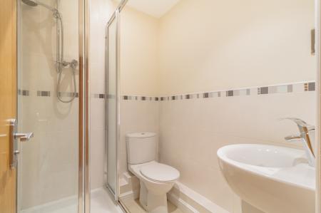 Flat Middle Gordon Road in Surrey Heath