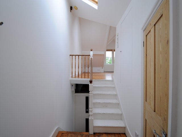 Flat Gubyon Avenue in Greater London