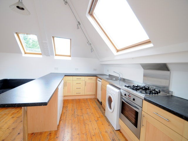 Flat Gubyon Avenue in Greater London