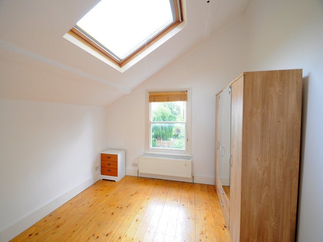 Flat Gubyon Avenue in Greater London
