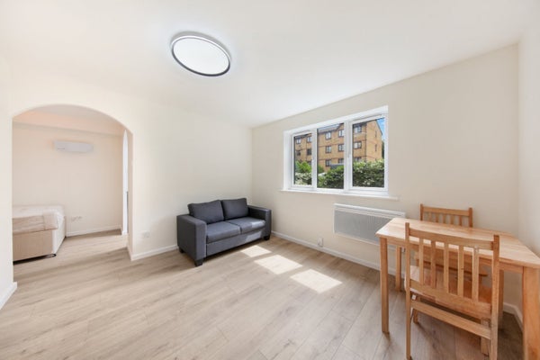 Flat Dudden Hill Lane in London