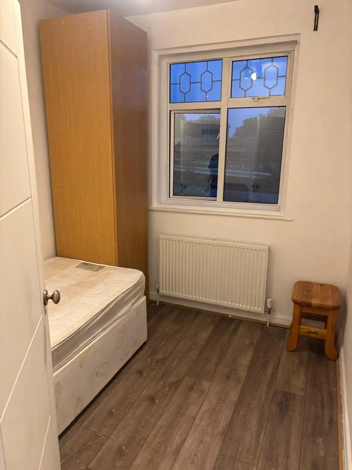 Room Watford Way in Greater London
