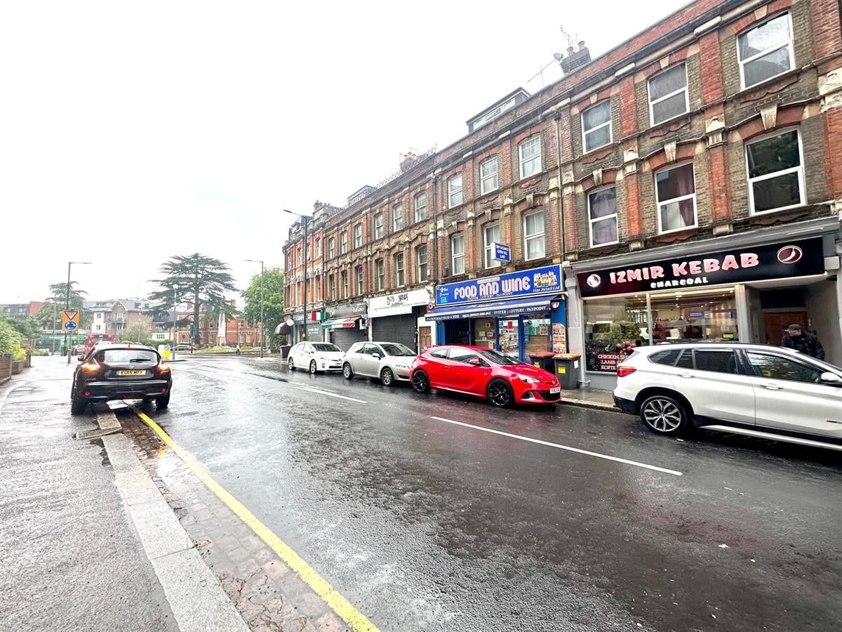 Flat Station Approach in Greater London