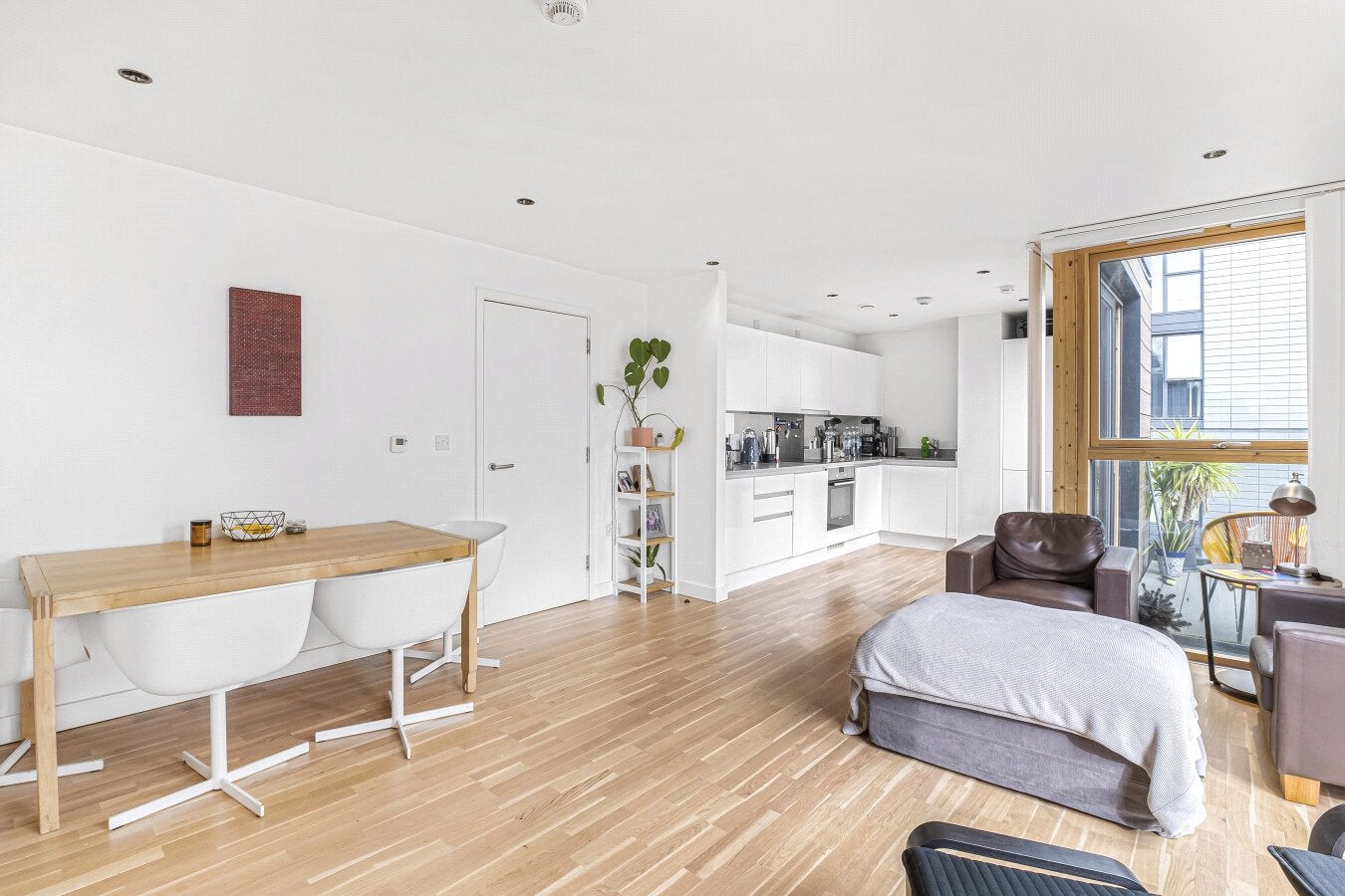 Flat Raine Street in Greater London