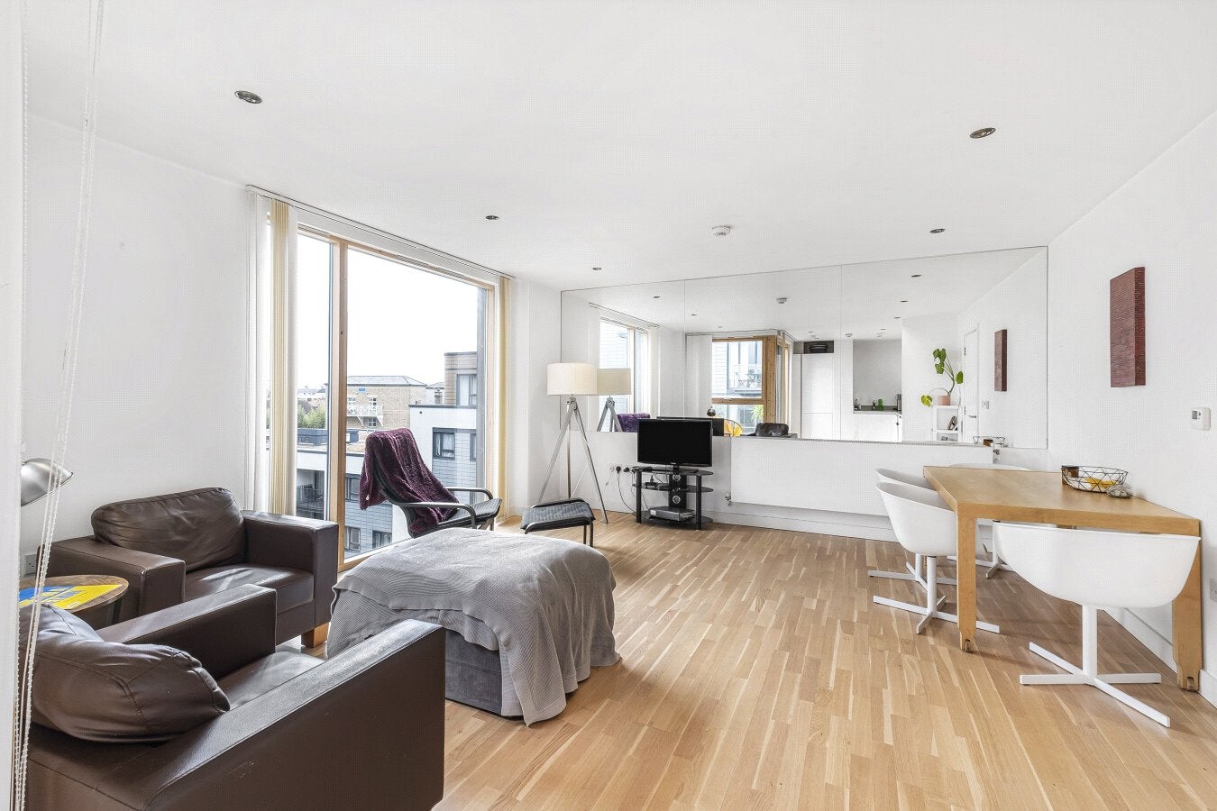 Flat Raine Street in Greater London