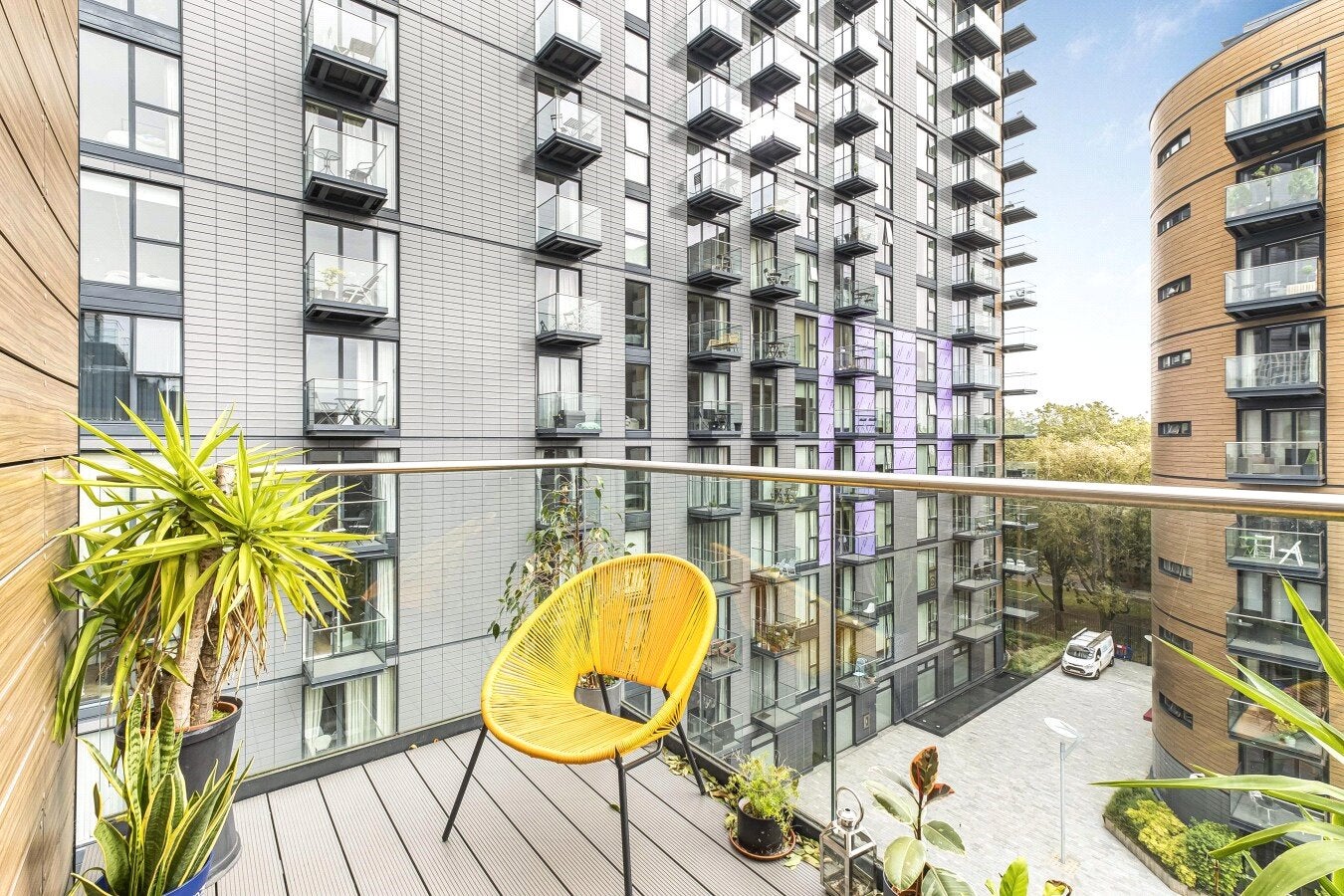 Flat Raine Street in Greater London