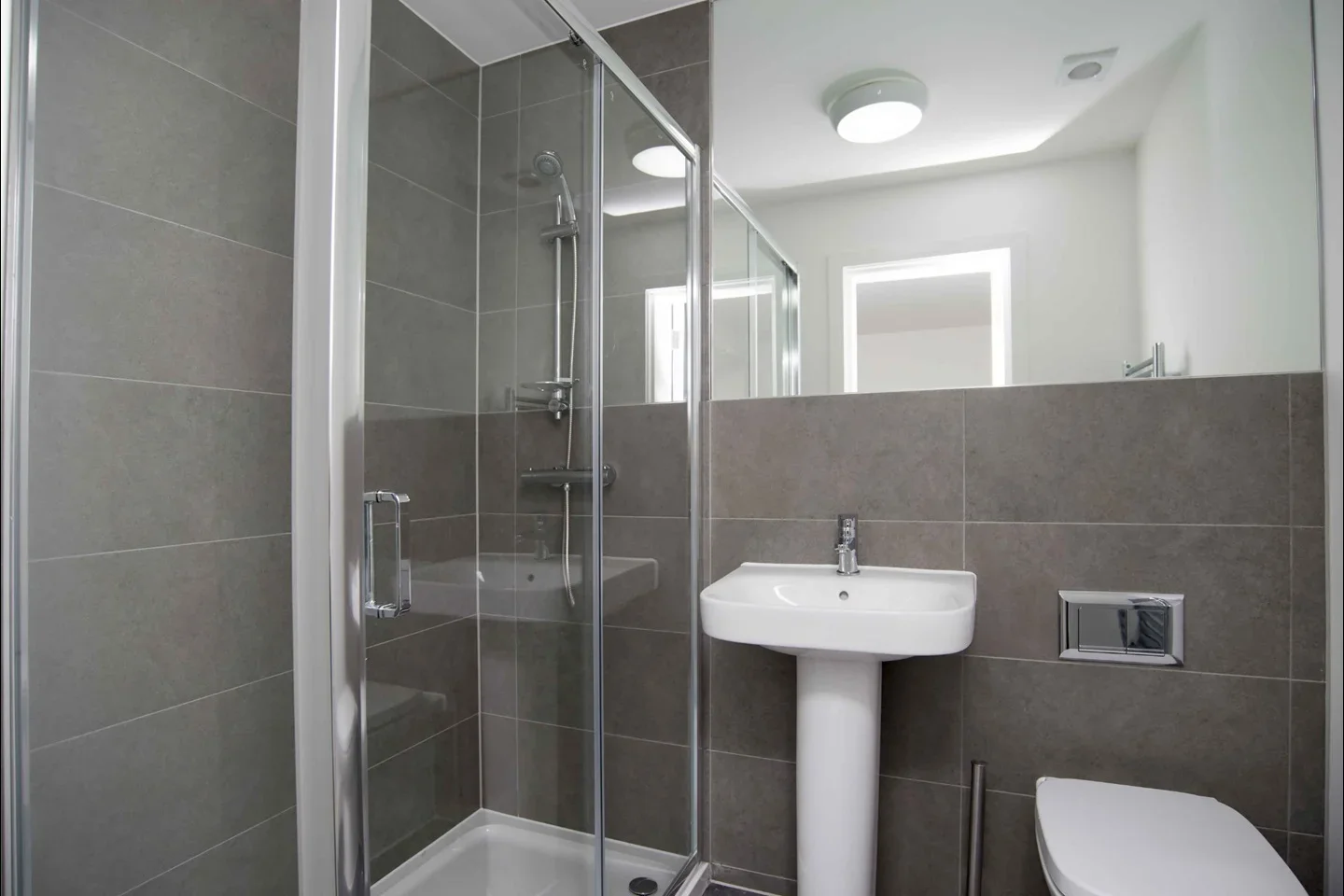 Flat Grange Road in Greater London