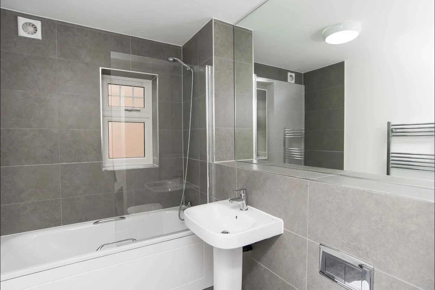 Flat Grange Road in Greater London