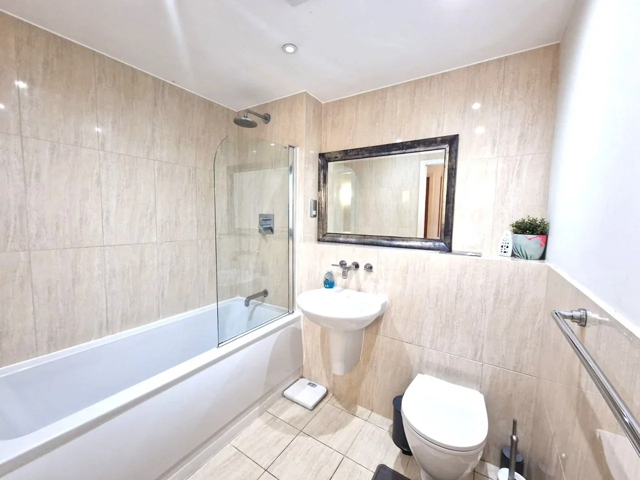 Flat Edgbaston Crescent in Birmingham