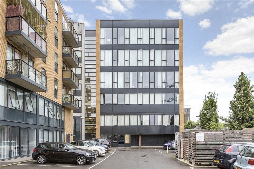Flat Brickfield Road in Greater London