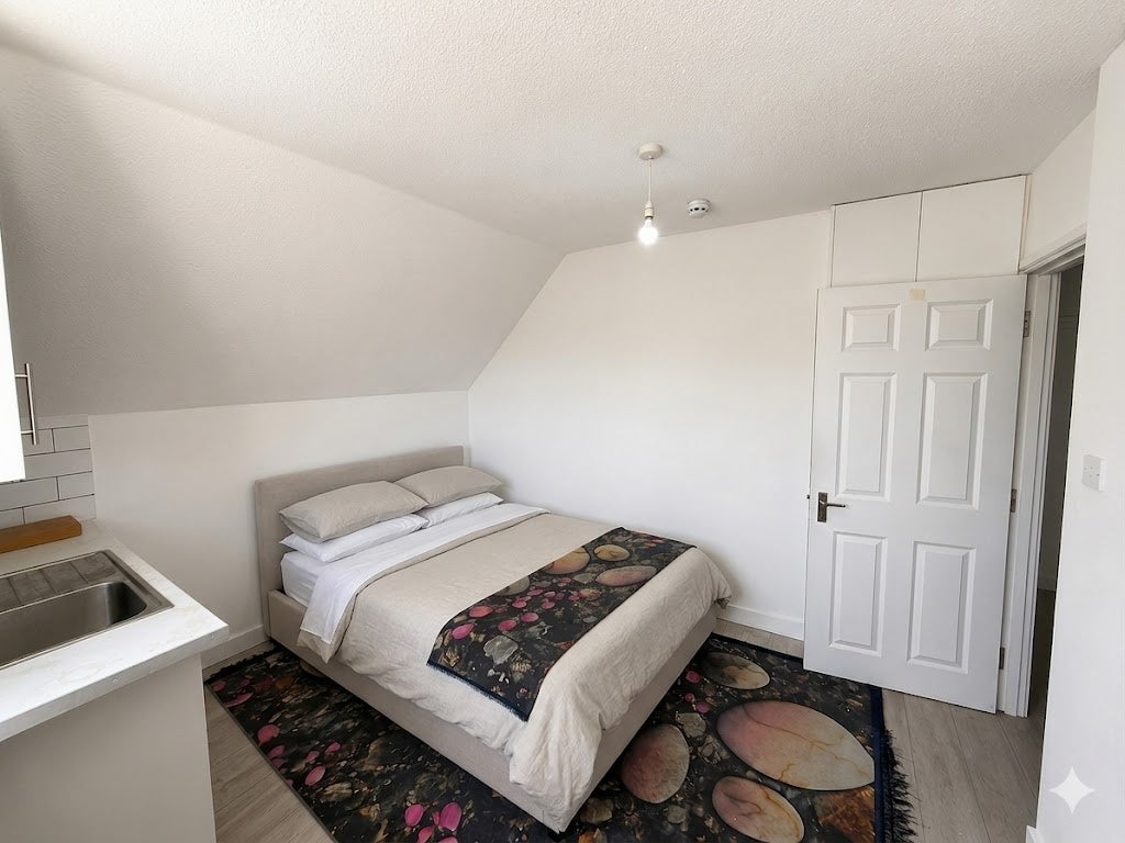 Flat Chandos Crescent in Greater London