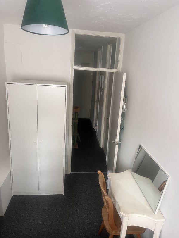 Room Dee Street in Greater London