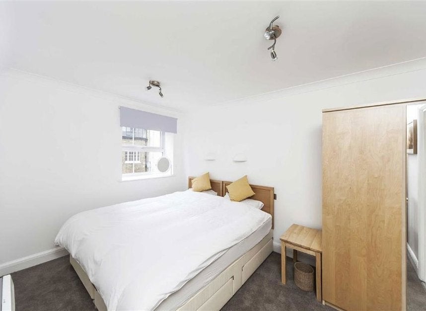 Flat Newton Street in Greater London