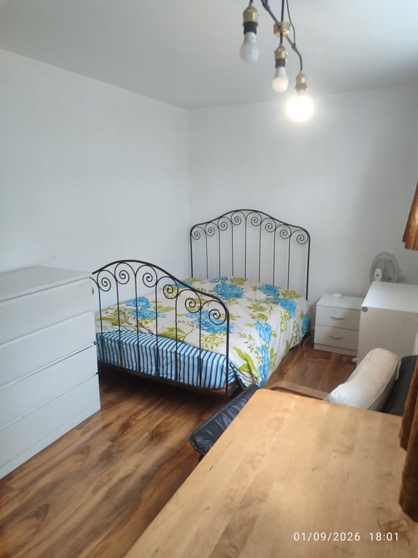 Room Steele Road in Greater London