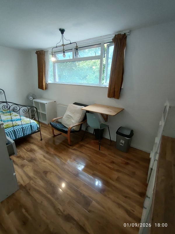Room Steele Road in Greater London