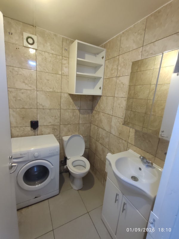 Room Steele Road in Greater London