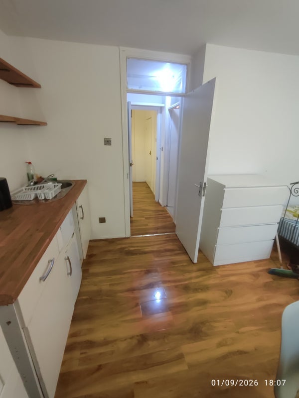 Room Steele Road in Greater London