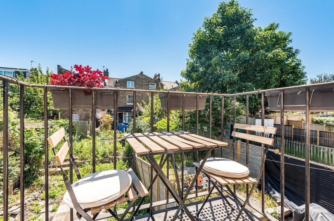 Flat Amott Road in Greater London