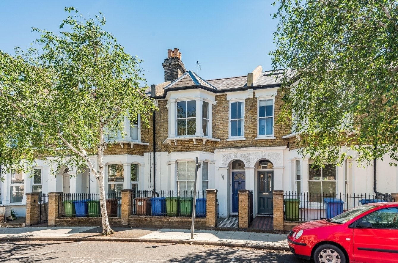 Flat Amott Road in Greater London