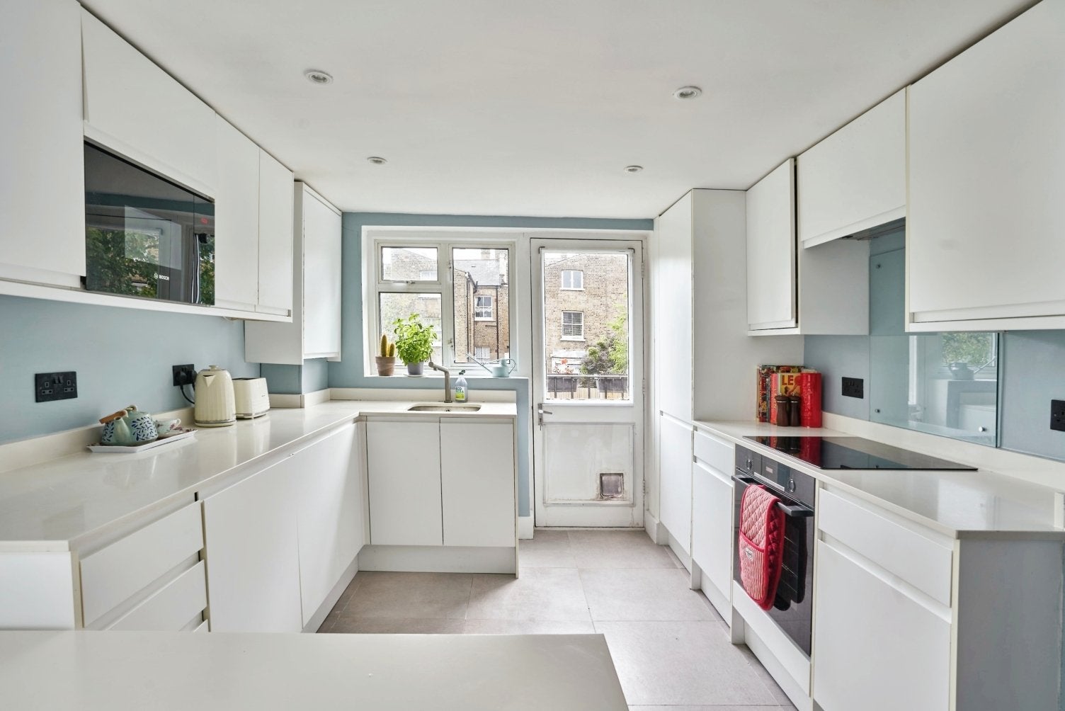 Flat Amott Road in Greater London