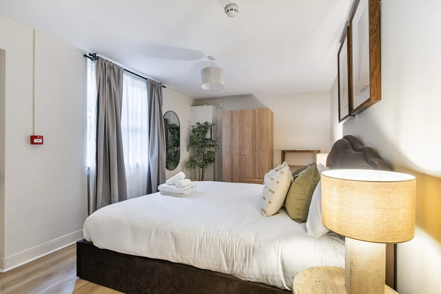 Flat Cheniston Gardens in Greater London