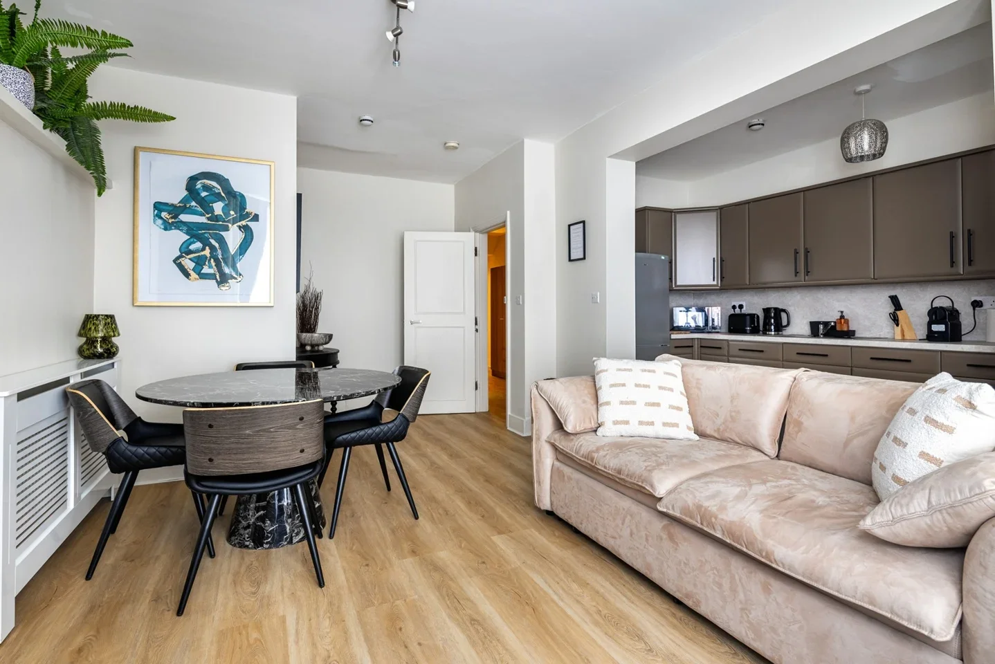Flat Cheniston Gardens in Greater London