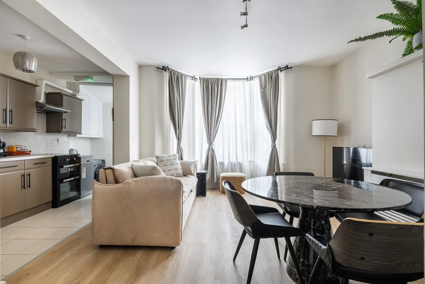 Flat Cheniston Gardens in Greater London