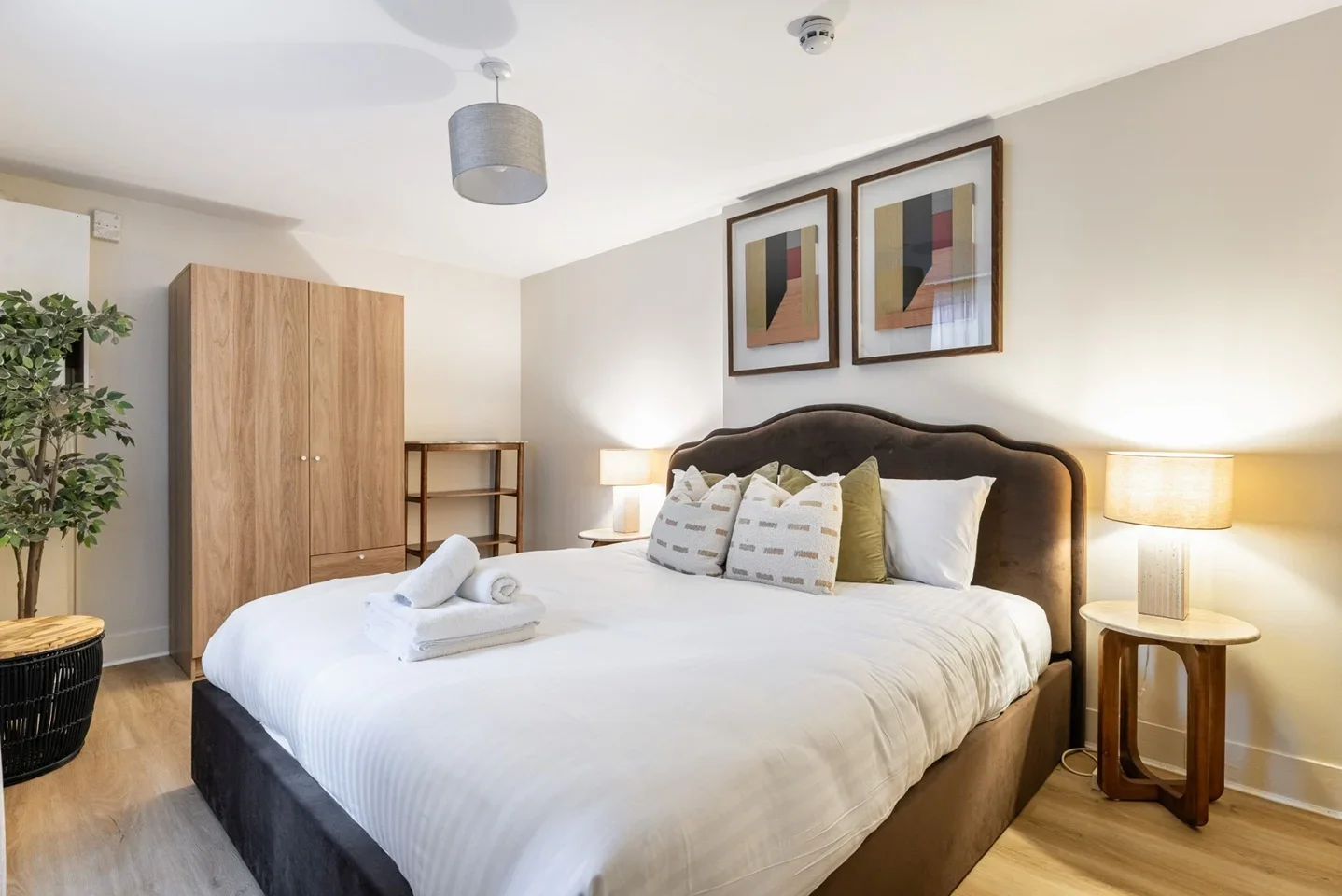 Flat Cheniston Gardens in Greater London