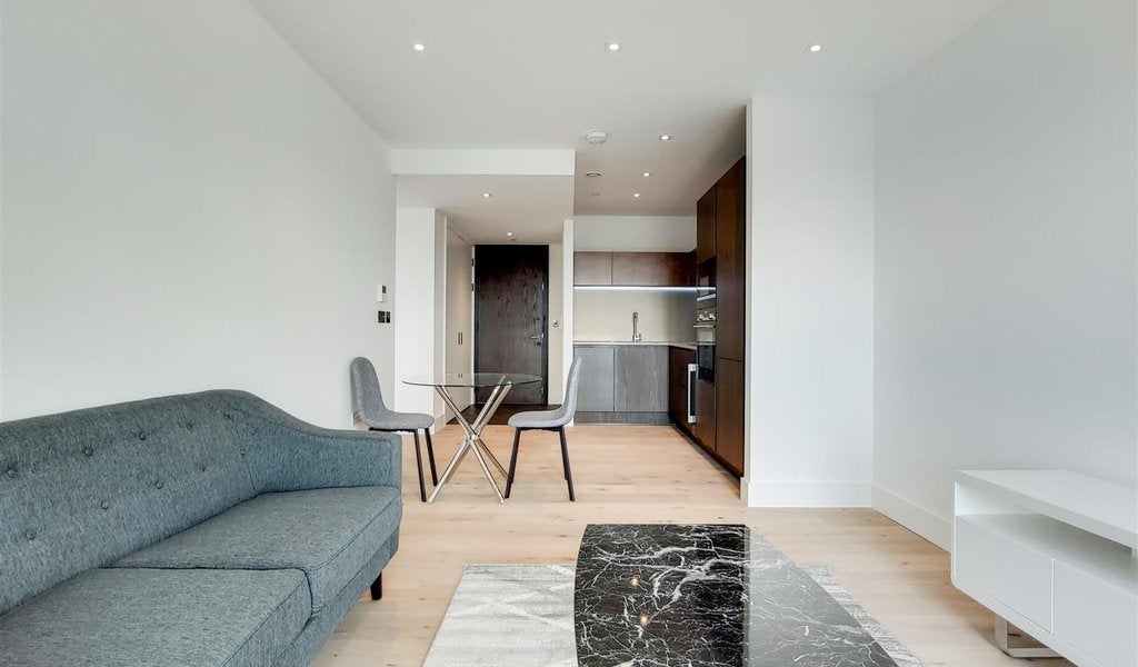 Flat Miles Street in Greater London