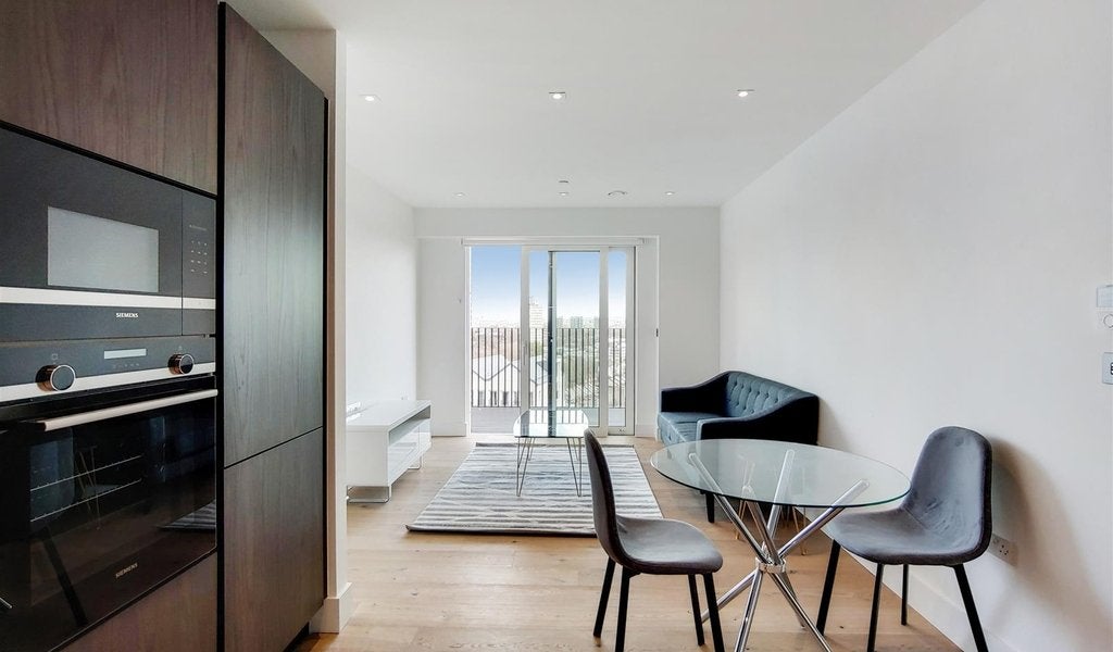 Flat Miles Street in Greater London