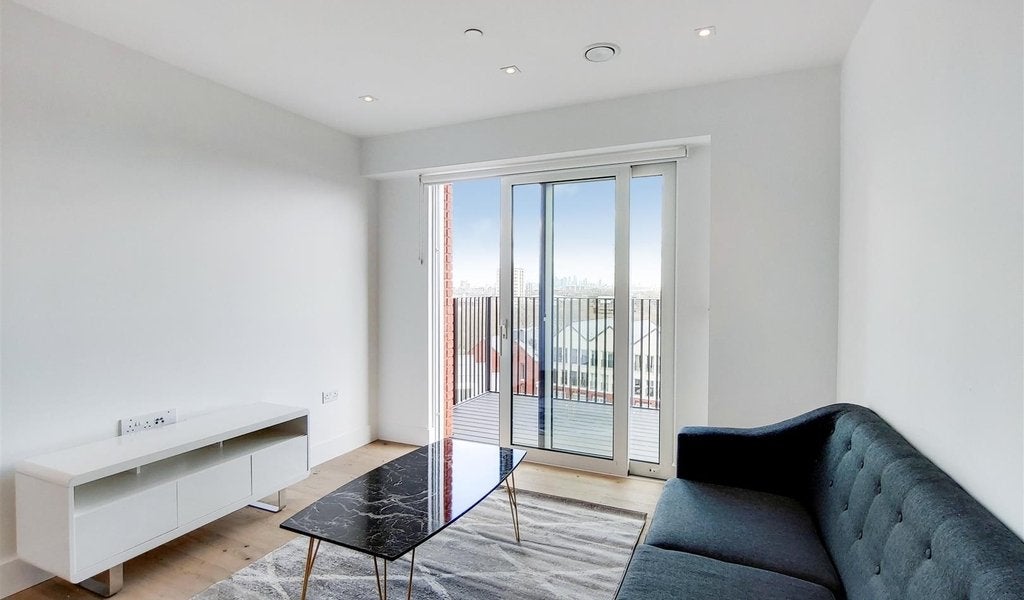 Flat Miles Street in Greater London