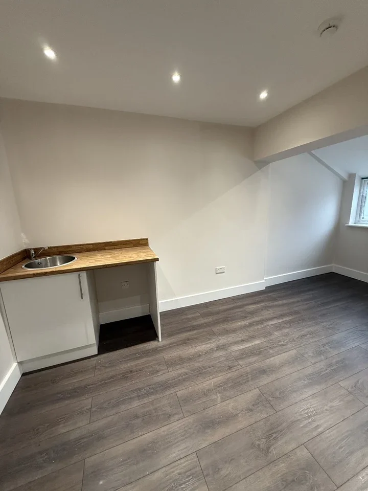 Room Maple Road in Greater London
