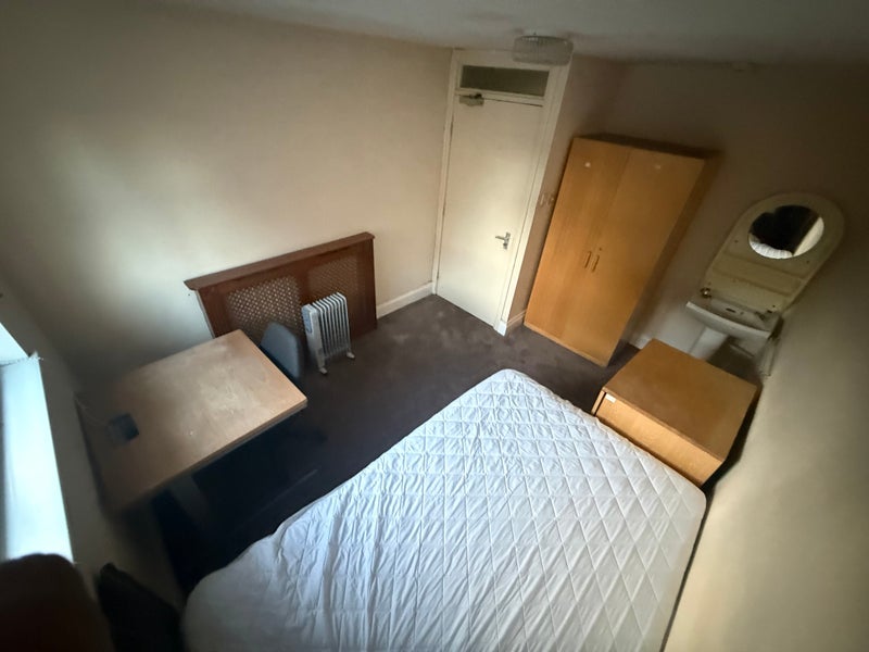 Room Cross Vale Road in Sunderland