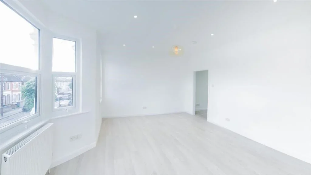 Flat East Avenue in Greater London