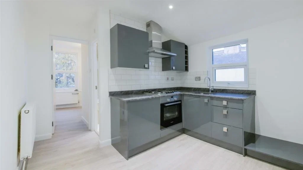 Flat East Avenue in Greater London