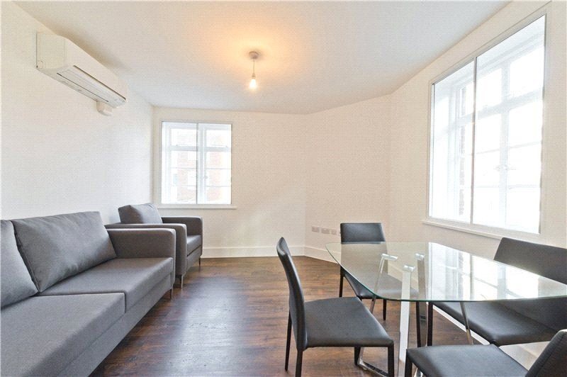 Flat Maple Street in Greater London