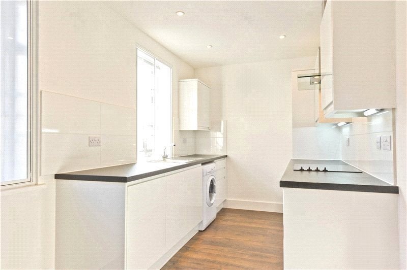 Flat Maple Street in Greater London