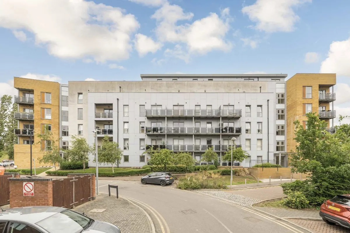 Flat St George's Grove in Greater London