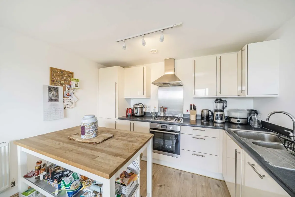 Flat St George's Grove in Greater London