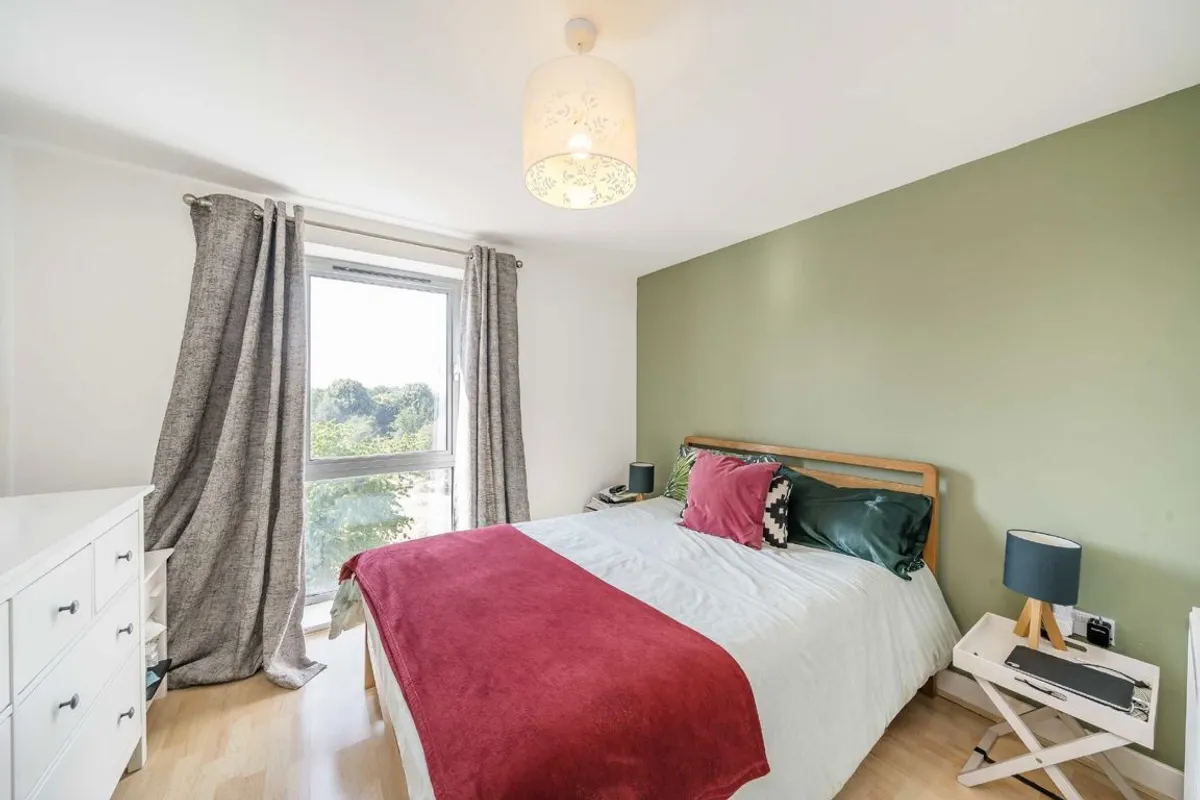 Flat St George's Grove in Greater London
