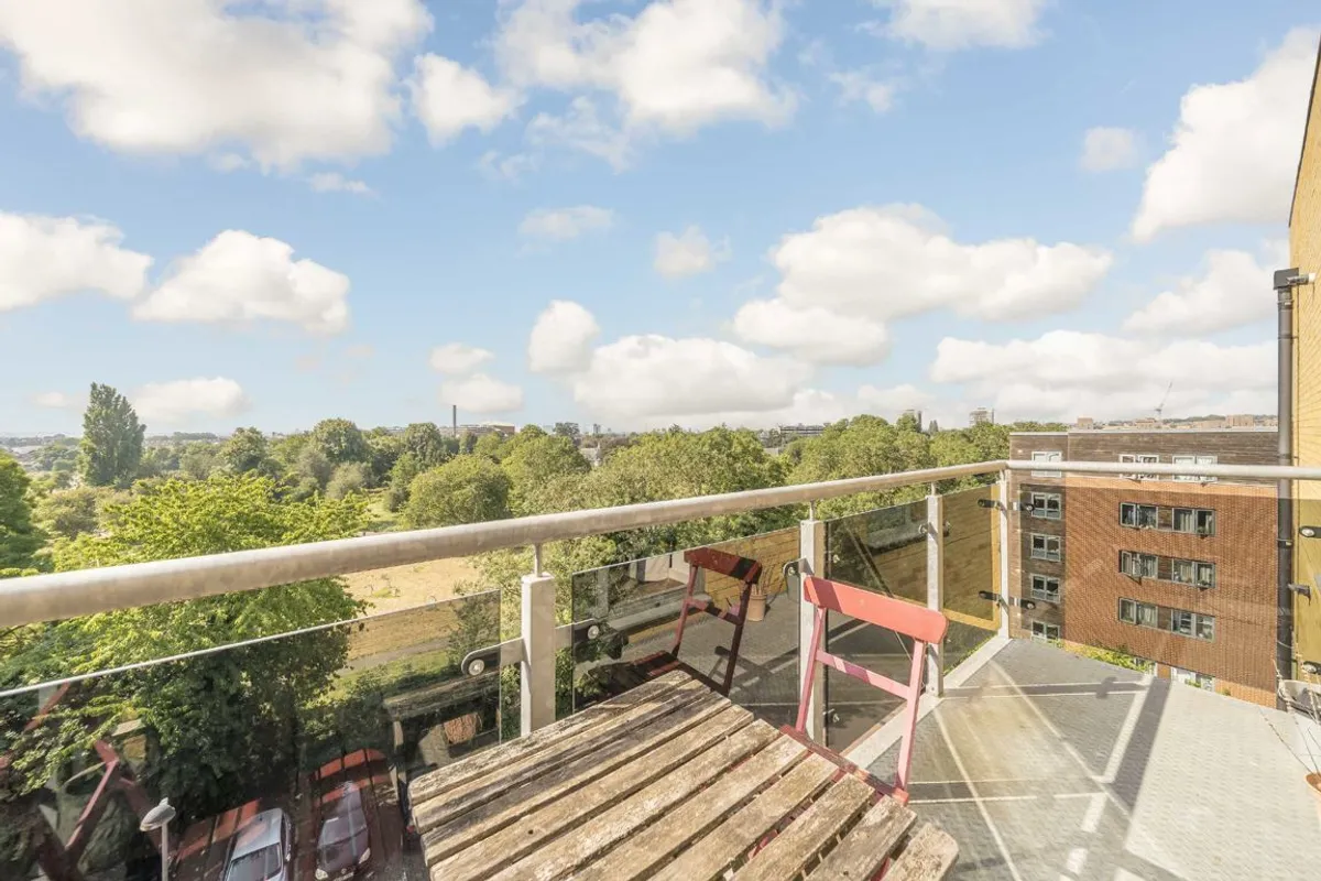 Flat St George's Grove in Greater London