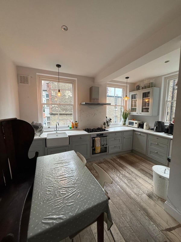 Room Grantham Road in Greater London