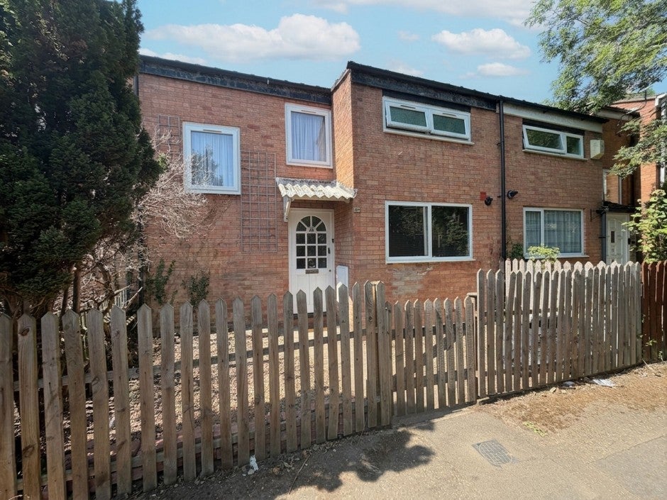 Flat Huxley Close in Greater London