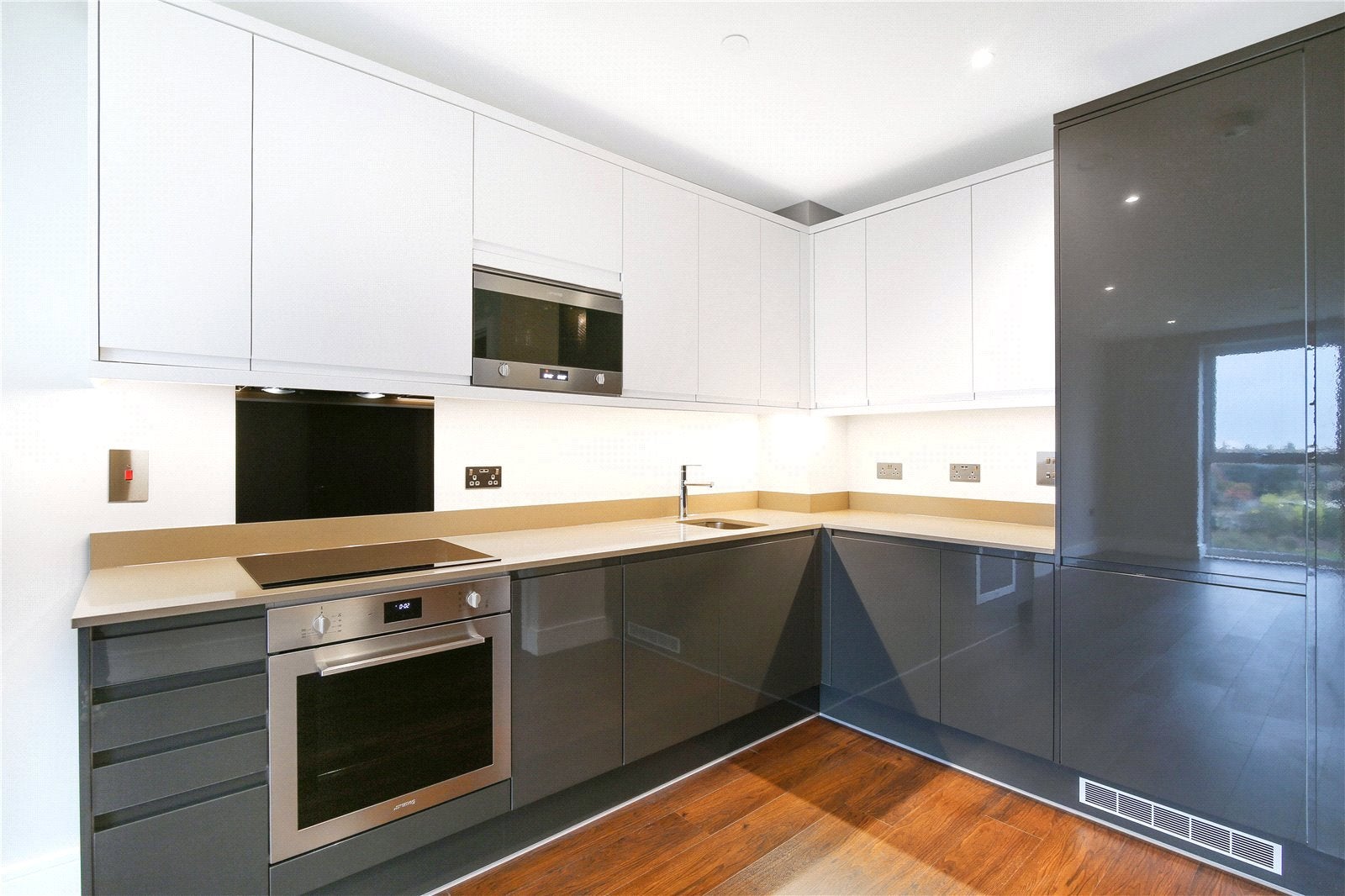 Flat Merrick Road in Greater London