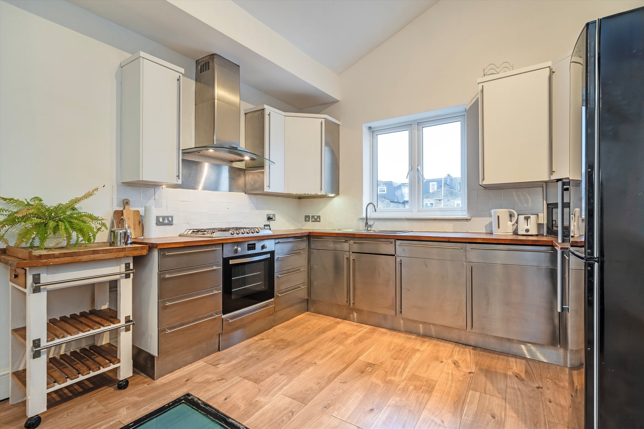 Flat Queensmill Road in Greater London