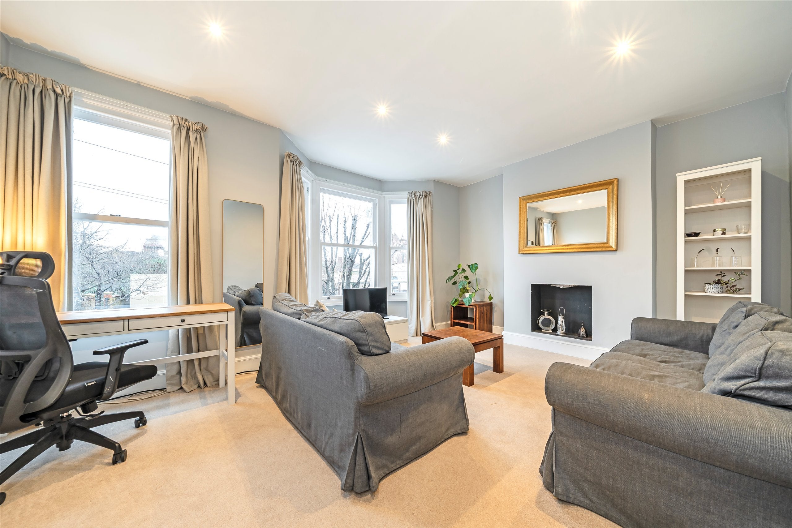 Flat Queensmill Road in Greater London