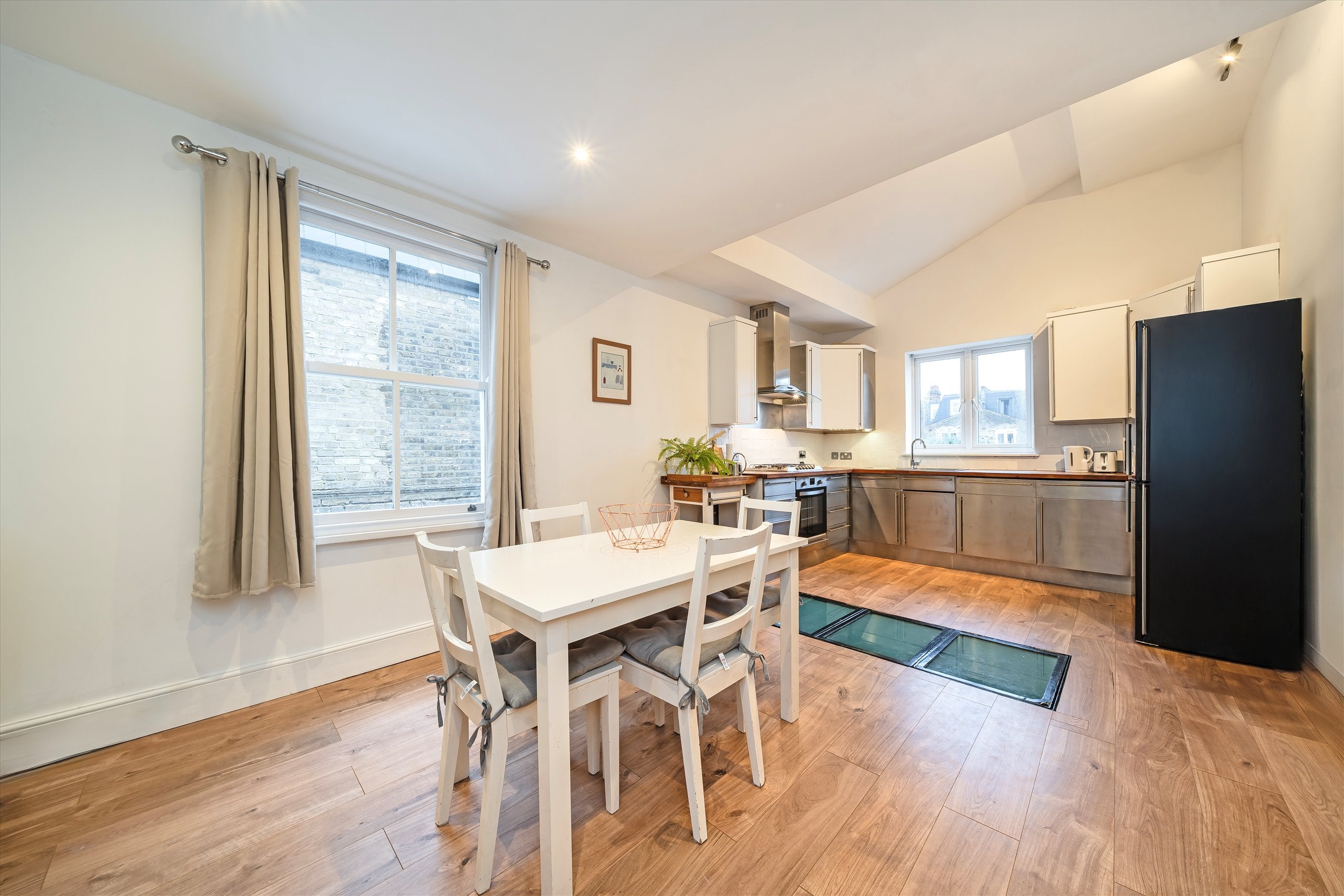 Flat Queensmill Road in Greater London