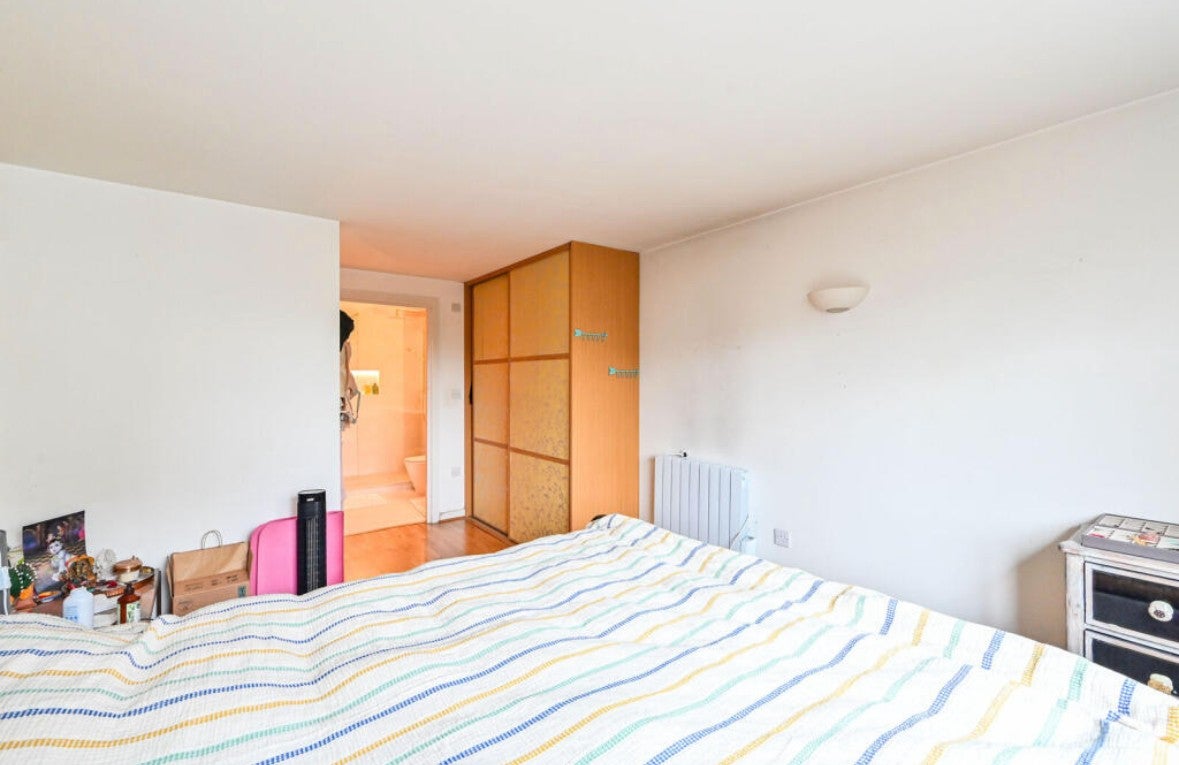 Flat Southgate Road in Greater London
